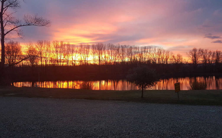 Couché de soleil sur l'étang du camping