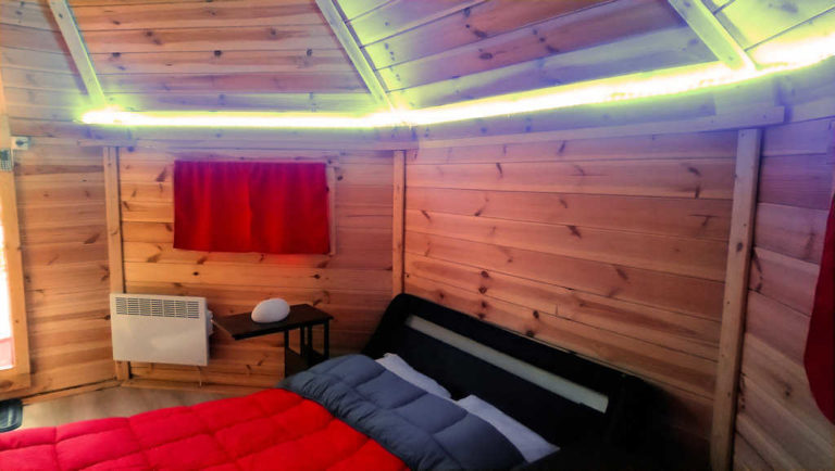 La chambre du Kota finlandais, hébergement insolite en Ardèche au camping d'Andance près du safari de Peaugres